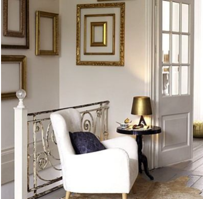 Nhà trang trí nội thất với khung tranh mạ vàng