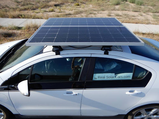 Sử dụng năng lượng mặt trời trong sản xuất xe ô tô giúp hạn chế thải khí CO2 gây hiệu ứng nhà kính và ô nhiễm môi trường (Nguồn: Sưu tầm)